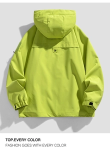 Vista trasera de la chaqueta cortavientos verde neón con puños de velcro y capucha