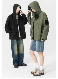 Détail de vestes à capuche outdoor avec poignets ajustables et coupe cargo ample