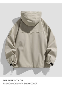 Vista trasera de chaqueta outdoor caqui con solapa cortavientos y puños ajustables