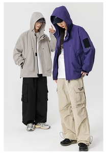 Détails de la veste de sport et du pantalon cargo avec poignets velcro et capuche ajustable
