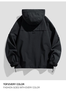 Detalle de chaqueta cortavientos negra con puños de velcro y dobladillo ajustable