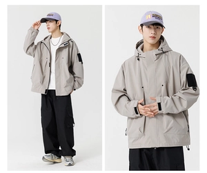 Détails d'une veste d'extérieur gris clair avec poches multiples et poignets velcro