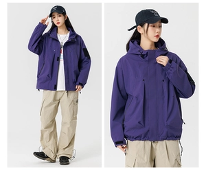 Détail de la veste de randonnée violette avec poignets velcro et ourlet à cordon