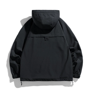 Vista posterior de una chaqueta cortavientos negra con capucha para hombre y estilo outdoor