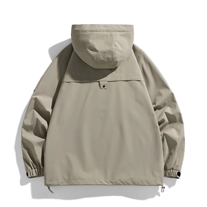 Vista trasera de una chaqueta cortavientos caqui con capucha y panel decorativo en la espalda
