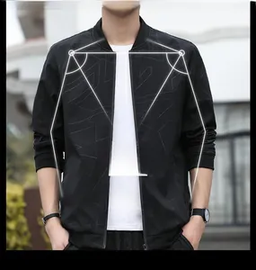 Detailansicht der schwarzen Herrenjacke mit dezentem geometrischem Muster und Rippbündchen