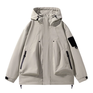 Veste à capuche de montagne grise pour homme avec tissu coupe-vent et poches cargo