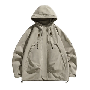 Chaqueta táctica de hombre en color caqui con capucha y múltiples bolsillos