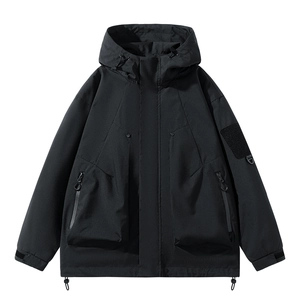 Veste outdoor noire pour homme avec capuche, tissu coupe-vent et poches tactiques