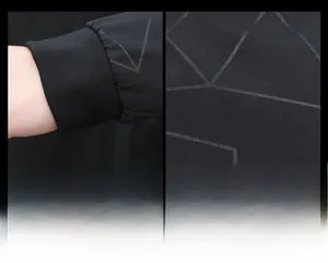Detailansicht der elastischen Rippbündchen und geometrischen Linienprints der Herrenjacke
