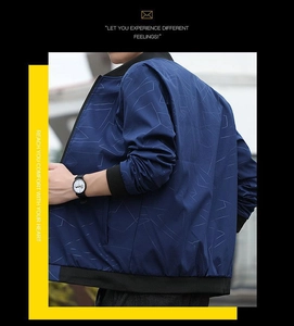 Detail einer dunkelblauen Baseballjacke mit geometrischen Mustern und schwarzen Rippbündchen