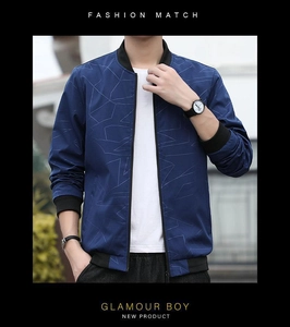 Detail der blauen Herrenjacke mit Blatt-Jacquard und schwarzem geripptem Baseball-Kragen