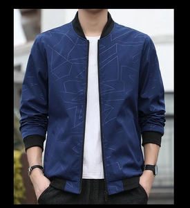 Nahaufnahme der Baseball-Jacke mit dunklem Geometriemuster und Rippbündchen