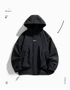 Details der verstellbaren Kapuze und des Logos auf der schwarzen Outdoorjacke für Herren