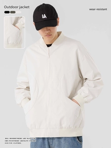 Détails de la veste bomber blanche avec poignets côtelés et fermeture éclair métallique
