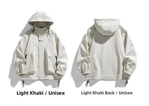 Vorder- und Rückansicht der khakifarbenen Techwear-Jacke mit Kapuze und Kordelzug