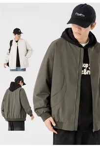 Vue détaillée des vestes bomber à capuche pour hommes en olive et beige à bords-côtes