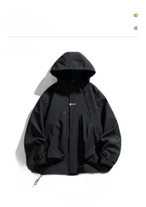 Detailansicht der schwarzen Funktionsjacke mit Kapuze und Reißverschlusstaschen