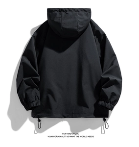 Rückansicht der schwarzen Kapuzen-Windjacke mit verstellbarem Kordelzugsaum im Streetstyle