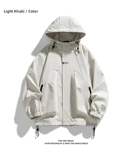 Flachbild-Detail einer hellkhakifarbenen Kapuzenjacke mit Utility-Taschen und Kordelzug