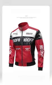 Details der Racing-Lederjacke mit rot-weiß-schwarzem Patchwork und Reißverschluss