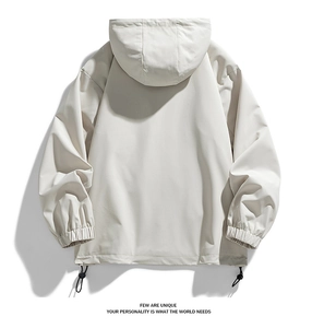 Rückansicht der Outdoor-Kapuzenjacke mit verstellbarem Kordelzug und elastischen Bündchen
