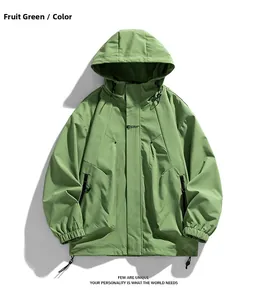 Detail der fruchtgrünen wetterfesten Jacke mit Kordelzug und Reißverschlusstasche