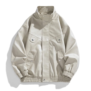 Giacca bomber da uomo in ecopelle beige con tasche stile utility e finiture a costine