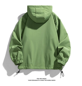 Details der winddichten grünen Jacke mit verstellbarem Kordelzug und elastischen Bündchen