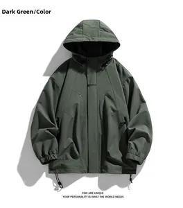 Detailansicht der dunkelgrünen Outdoorjacke mit elastischen Bündchen und Stickerei