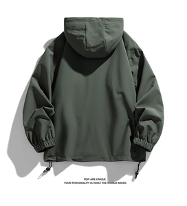 Detailansicht der Rückseite eines dunkelgrünen Kapuzenwindbreakers mit elastischen Bündchen