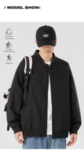 Détail d'un blouson bomber noir avec design à épaules tombantes et poches latérales sûres