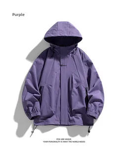 Lila Windjacke für Herren mit Kapuze und praktischen Taschen in flacher Ansicht