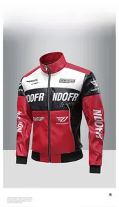 Detail der rot-schwarzen Kunstleder-Motorradjacke mit Rippstrickbündchen und Stehkragen