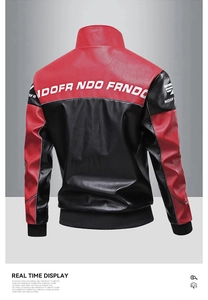 Detailansicht des rot-schwarzen Kunstlederjacke-Rückens mit weißem Buchstabendruck