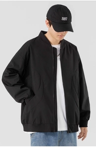 Détail du blouson aviateur noir montrant le col côtelé, le zip et la texture du tissu