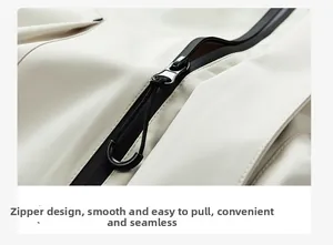 Detail eines wasserdichten Reißverschlusses mit schwarzem Kordelzug an der Outdoorjacke