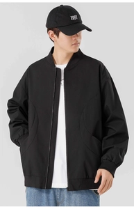 Détail d'une veste de baseball noire avec fermeture éclair et poignets côtelés