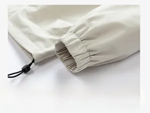 Detail der verstellbaren elastischen Manschette und des Kordelzugs an einer beige Jacke