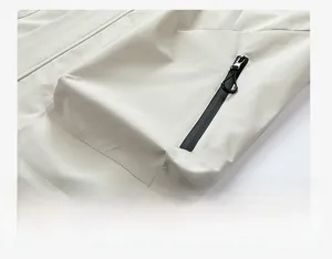 Detail der Outdoor-Jacke mit wasserdichtem Reißverschluss und Kordelzug