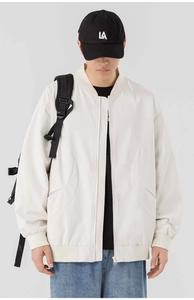 Détail du blouson aviateur ivoire pour homme avec col côtelé et fermeture à glissière