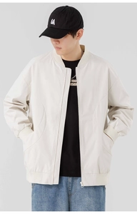 Vue détaillée du blouson bomber crème avec col côtelé et poches latérales pratiques