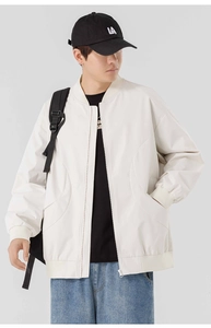 Détails de la veste bomber blanc cassé avec col côtelé et coupe décontractée urbaine