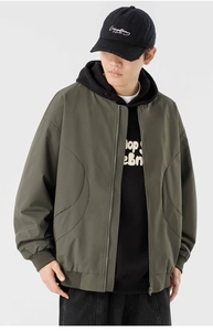 Détail du blouson aviateur vert olive avec coutures de poches incurvées et manches raglan