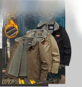 Détail de la veste d'hiver pour hommes avec doublure polaire douce et col à revers