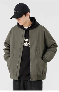 Détail d'un blouson aviateur vert olive avec col côtelé et sweat à capuche noir