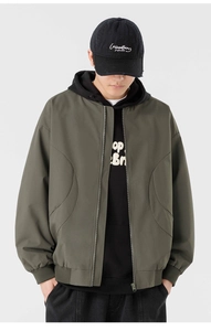 Détails d'un blouson aviateur vert olive foncé avec fermeture éclair et bords-côtes