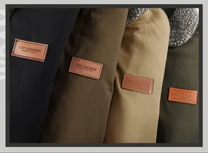 Détail de vestes en coton avec col en polaire chaude et écusson en cuir en couleurs