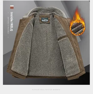 Détail de la doublure chaude en polaire grise d'une veste en toile de coton pour homme