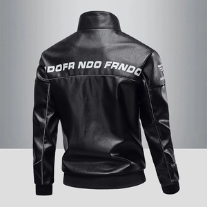 Schwarze Herren-Lederjacke aus Kunstleder mit Stehkragen und weißem Buchstabendruck am Rücken